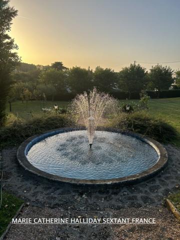 NICHE EN HAUTEUR MAGNIFIQUE CHATEAU SUR 7700 M2 AVEC SA SOURCE