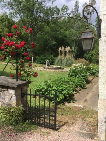 NICHE EN HAUTEUR MAGNIFIQUE CHATEAU SUR 7700 M2 AVEC SA SOURCE