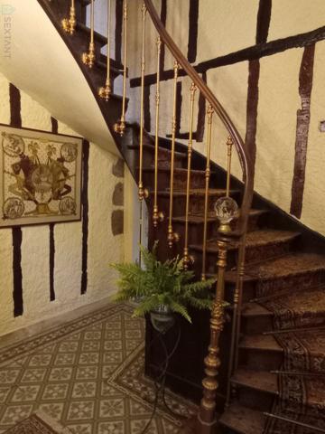 NICHE EN HAUTEUR MAGNIFIQUE CHATEAU SUR 7700 M2 AVEC SA SOURCE