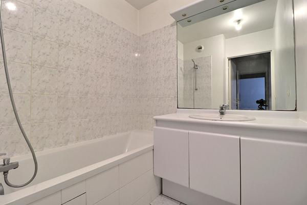 À VENDRE Appartement 3 pièces de 66 m² avec balcon, parking et cave