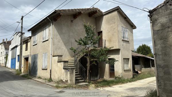Maison de ville avec garage et jardin à rénover .