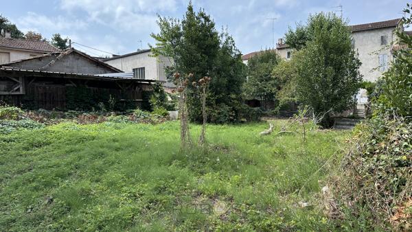 Maison de ville avec garage et jardin à rénover .