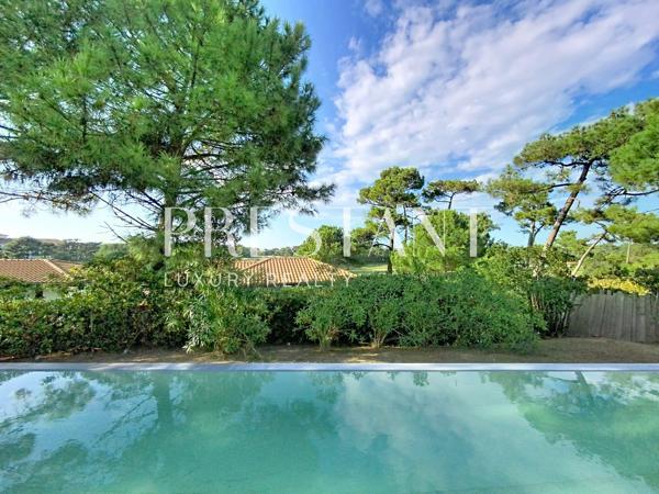 Vente villa contemporaine d’architecte 330 m² à Anglet Chiberta. Vue golf et lac, 5 suites, piscine , Proximité plages., ANGLET