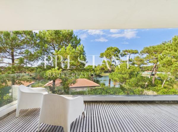 Vente villa contemporaine d’architecte 330 m² à Anglet Chiberta. Vue golf et lac, 5 suites, piscine , Proximité plages., ANGLET