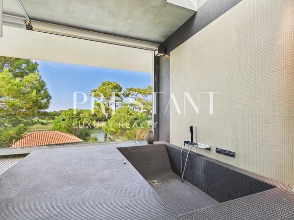 Vente villa contemporaine d’architecte 330 m² à Anglet Chiberta. Vue golf et lac, 5 suites, piscine , Proximité plages., ANGLET