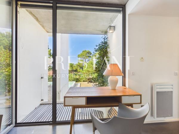 Vente villa contemporaine d’architecte 330 m² à Anglet Chiberta. Vue golf et lac, 5 suites, piscine , Proximité plages., ANGLET