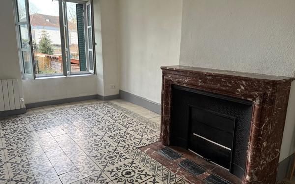 Appartement à louer    2 pièces • 59 m2 Saint-Léonard-de-Noblat