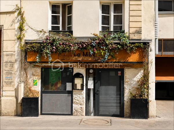 À céder, fonds de commerce de restauration proposant un outil de travail complet et immédiatement exploitable.
Environ 30 à 40 couverts en intérieur, salle en pierres voûtées, terrasse éphémère d’avril à fin novembre, climatisation et hotte professionnelle à charbon actif avec système de filtration et traitement des fumées et odeurs.
CA 2025 : environ 395 K€ HT – Ticket moyen : environ 50 €.

L’activité est actuellement concentrée sur 5 services du soir par semaine, sans ouverture le midi et avec fermeture les vendredis et samedis, offrant ainsi de réelles possibilités de développement.
L’ensemble du matériel et du mobilier est compris dans la cession. Aucun salarié à reprendre.

Loyer : environ 1 730 € CC/mois. Bail commercial renouvelé jusqu’en 2032 avec destination large : restauration, traiteur, café, bar, salon de thé, vente à emporter et livraison.

Prix de cession : 279 000 € – Honoraires à la charge de l’acquéreur.

Dossier financier disponible sur demande.