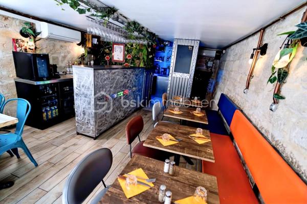 À céder, fonds de commerce de restauration proposant un outil de travail complet et immédiatement exploitable.
Environ 30 à 40 couverts en intérieur, salle en pierres voûtées, terrasse éphémère d’avril à fin novembre, climatisation et hotte professionnelle à charbon actif avec système de filtration et traitement des fumées et odeurs.
CA 2025 : environ 395 K€ HT – Ticket moyen : environ 50 €.

L’activité est actuellement concentrée sur 5 services du soir par semaine, sans ouverture le midi et avec fermeture les vendredis et samedis, offrant ainsi de réelles possibilités de développement.
L’ensemble du matériel et du mobilier est compris dans la cession. Aucun salarié à reprendre.

Loyer : environ 1 730 € CC/mois. Bail commercial renouvelé jusqu’en 2032 avec destination large : restauration, traiteur, café, bar, salon de thé, vente à emporter et livraison.

Prix de cession : 279 000 € – Honoraires à la charge de l’acquéreur.

Dossier financier disponible sur demande.