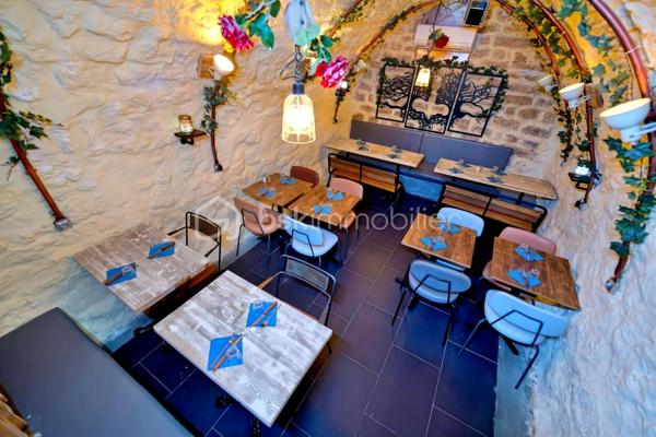 À céder, fonds de commerce de restauration proposant un outil de travail complet et immédiatement exploitable.
Environ 30 à 40 couverts en intérieur, salle en pierres voûtées, terrasse éphémère d’avril à fin novembre, climatisation et hotte professionnelle à charbon actif avec système de filtration et traitement des fumées et odeurs.
CA 2025 : environ 395 K€ HT – Ticket moyen : environ 50 €.

L’activité est actuellement concentrée sur 5 services du soir par semaine, sans ouverture le midi et avec fermeture les vendredis et samedis, offrant ainsi de réelles possibilités de développement.
L’ensemble du matériel et du mobilier est compris dans la cession. Aucun salarié à reprendre.

Loyer : environ 1 730 € CC/mois. Bail commercial renouvelé jusqu’en 2032 avec destination large : restauration, traiteur, café, bar, salon de thé, vente à emporter et livraison.

Prix de cession : 279 000 € – Honoraires à la charge de l’acquéreur.

Dossier financier disponible sur demande.