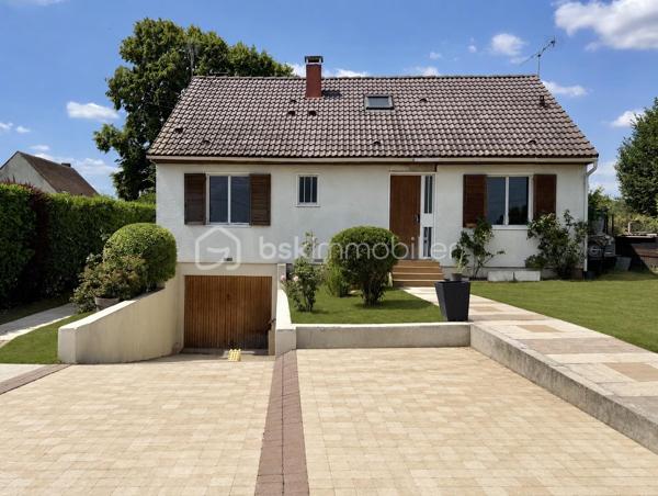 ARMENTIÈRES-EN-BRIE – À seulement 2 km de la gare d’Isles-Armentières-Congis et 7 minutes de la gare de Trilport, rejoignez Paris en seulement 30 minutes grâce aux trains directs.

Vous recherchez une maison offrant de beaux volumes, un fort potentiel et la possibilité d’accueillir plusieurs générations, de recevoir votre famille ou de développer un projet locatif ? Cette propriété saura répondre à toutes vos attentes.

La maison principale : Dès l’entrée, vous découvrirez une vaste pièce de vie lumineuse d’environ 46 m², idéale pour partager des moments conviviaux en famille. Elle comprend également :

* Une cuisine fonctionnelle.
* Un WC indépendant.
* Une salle de bains avec douche.
* Une chambre de plain-pied.

À l’étage, les combles ont été aménagés et offrent :
* Un palier.
* Un bureau.
* Deux chambres.
* Une salle de bains.
* Un WC.

La seconde maison indépendante (54 m²)

Parfaitement adaptée pour accueillir un proche, exercer une activité indépendante ou générer un revenu locatif, elle se compose de :

* Une agréable véranda.
* Un salon.
* Une cuisine.
* Un espace buanderie.
* Une chambre.
* Une salle d’eau avec WC.

Les atouts :

* Environ 165 m² habitables au total.
* Sous-sol total sous la maison principale.
* Terrain clos d’environ 650 m².
* Chauffage individuel au gaz.
* Quelques travaux de rafraîchissement permettront de personnaliser les lieux à votre goût.
* Écoles dans le village.
* Arrêt de bus à proximité.
* Commerces de proximité à seulement 2 km.
* Accès rapide aux gares d’Isles-Armentières-Congis et de Trilport, permettant de rejoindre Paris rapidement.

Une propriété rare sur le secteur, idéale pour une grande famille, un projet de logement intergénérationnel ou un investissement avec dépendance habitable.

À visiter sans tarder !
