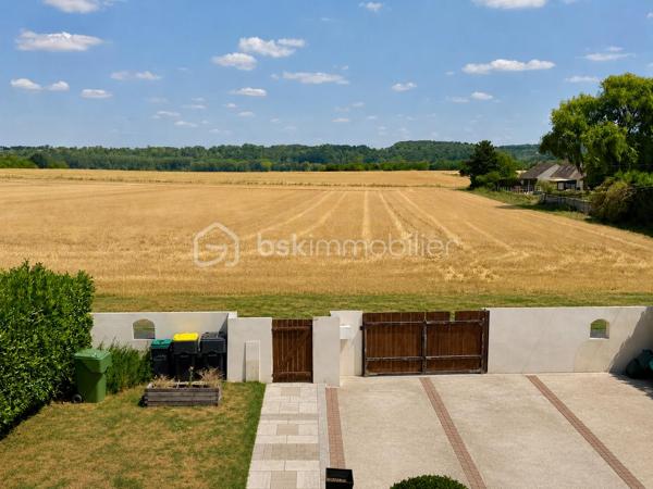 ARMENTIÈRES-EN-BRIE – À seulement 2 km de la gare d’Isles-Armentières-Congis et 7 minutes de la gare de Trilport, rejoignez Paris en seulement 30 minutes grâce aux trains directs.

Vous recherchez une maison offrant de beaux volumes, un fort potentiel et la possibilité d’accueillir plusieurs générations, de recevoir votre famille ou de développer un projet locatif ? Cette propriété saura répondre à toutes vos attentes.

La maison principale : Dès l’entrée, vous découvrirez une vaste pièce de vie lumineuse d’environ 46 m², idéale pour partager des moments conviviaux en famille. Elle comprend également :

* Une cuisine fonctionnelle.
* Un WC indépendant.
* Une salle de bains avec douche.
* Une chambre de plain-pied.

À l’étage, les combles ont été aménagés et offrent :
* Un palier.
* Un bureau.
* Deux chambres.
* Une salle de bains.
* Un WC.

La seconde maison indépendante (54 m²)

Parfaitement adaptée pour accueillir un proche, exercer une activité indépendante ou générer un revenu locatif, elle se compose de :

* Une agréable véranda.
* Un salon.
* Une cuisine.
* Un espace buanderie.
* Une chambre.
* Une salle d’eau avec WC.

Les atouts :

* Environ 165 m² habitables au total.
* Sous-sol total sous la maison principale.
* Terrain clos d’environ 650 m².
* Chauffage individuel au gaz.
* Quelques travaux de rafraîchissement permettront de personnaliser les lieux à votre goût.
* Écoles dans le village.
* Arrêt de bus à proximité.
* Commerces de proximité à seulement 2 km.
* Accès rapide aux gares d’Isles-Armentières-Congis et de Trilport, permettant de rejoindre Paris rapidement.

Une propriété rare sur le secteur, idéale pour une grande famille, un projet de logement intergénérationnel ou un investissement avec dépendance habitable.

À visiter sans tarder !
