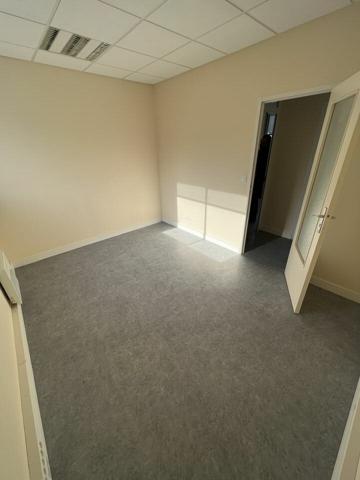 SAINT-AVERTIN LES GRANGES GALAND BUREAUX A VENDRE DE 268 M² 9 PARKINGS