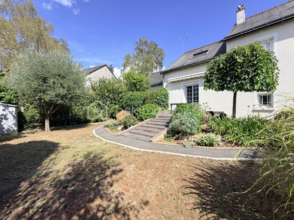 Maison familiale rénovée – 6 pièces – 148 m²
Idéalement située à proximité des commerces, écoles et commodités, venez découvrir cette maison entièrement rénovée offrant de beaux volumes.
Elle se compose d’un salon-séjour lumineux de 50 m², d’une cuisine séparée aménagée et équipée, de 4 grandes chambres, d’une salle d’eau et d’une baignoire.
Vous profiterez également d’un grand garage permettant de stationner plusieurs véhicules, d’une cuisine d’été avec buanderie et de nombreux équipements : double vitrage PVC, chaudière gaz de ville et pompe à chaleur réversible avec climatisation.
Le tout sur un terrain clos et arboré d’environ 650 m², avec abri de jardin.
Une maison familiale, fonctionnelle et prête à vivre. À découvrir sans tarder !