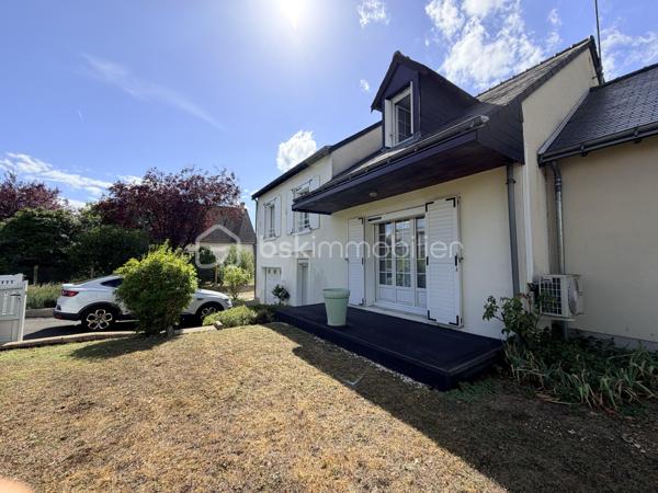 Maison familiale rénovée – 6 pièces – 148 m²
Idéalement située à proximité des commerces, écoles et commodités, venez découvrir cette maison entièrement rénovée offrant de beaux volumes.
Elle se compose d’un salon-séjour lumineux de 50 m², d’une cuisine séparée aménagée et équipée, de 4 grandes chambres, d’une salle d’eau et d’une baignoire.
Vous profiterez également d’un grand garage permettant de stationner plusieurs véhicules, d’une cuisine d’été avec buanderie et de nombreux équipements : double vitrage PVC, chaudière gaz de ville et pompe à chaleur réversible avec climatisation.
Le tout sur un terrain clos et arboré d’environ 650 m², avec abri de jardin.
Une maison familiale, fonctionnelle et prête à vivre. À découvrir sans tarder !