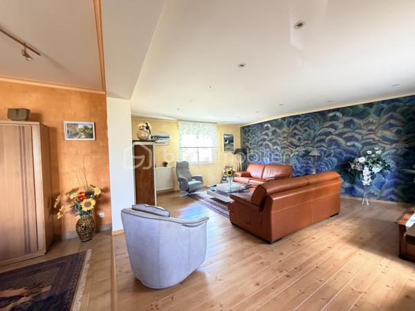 Maison familiale rénovée – 6 pièces – 148 m²
Idéalement située à proximité des commerces, écoles et commodités, venez découvrir cette maison entièrement rénovée offrant de beaux volumes.
Elle se compose d’un salon-séjour lumineux de 50 m², d’une cuisine séparée aménagée et équipée, de 4 grandes chambres, d’une salle d’eau et d’une baignoire.
Vous profiterez également d’un grand garage permettant de stationner plusieurs véhicules, d’une cuisine d’été avec buanderie et de nombreux équipements : double vitrage PVC, chaudière gaz de ville et pompe à chaleur réversible avec climatisation.
Le tout sur un terrain clos et arboré d’environ 650 m², avec abri de jardin.
Une maison familiale, fonctionnelle et prête à vivre. À découvrir sans tarder !