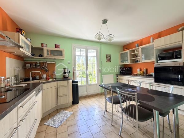 Maison familiale rénovée – 6 pièces – 148 m²
Idéalement située à proximité des commerces, écoles et commodités, venez découvrir cette maison entièrement rénovée offrant de beaux volumes.
Elle se compose d’un salon-séjour lumineux de 50 m², d’une cuisine séparée aménagée et équipée, de 4 grandes chambres, d’une salle d’eau et d’une baignoire.
Vous profiterez également d’un grand garage permettant de stationner plusieurs véhicules, d’une cuisine d’été avec buanderie et de nombreux équipements : double vitrage PVC, chaudière gaz de ville et pompe à chaleur réversible avec climatisation.
Le tout sur un terrain clos et arboré d’environ 650 m², avec abri de jardin.
Une maison familiale, fonctionnelle et prête à vivre. À découvrir sans tarder !