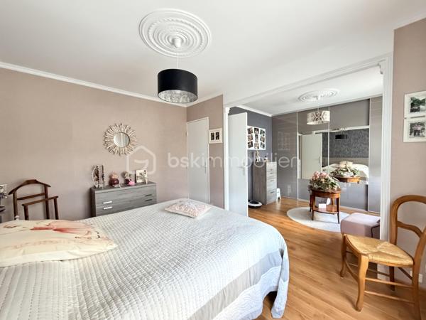 Maison familiale rénovée – 6 pièces – 148 m²
Idéalement située à proximité des commerces, écoles et commodités, venez découvrir cette maison entièrement rénovée offrant de beaux volumes.
Elle se compose d’un salon-séjour lumineux de 50 m², d’une cuisine séparée aménagée et équipée, de 4 grandes chambres, d’une salle d’eau et d’une baignoire.
Vous profiterez également d’un grand garage permettant de stationner plusieurs véhicules, d’une cuisine d’été avec buanderie et de nombreux équipements : double vitrage PVC, chaudière gaz de ville et pompe à chaleur réversible avec climatisation.
Le tout sur un terrain clos et arboré d’environ 650 m², avec abri de jardin.
Une maison familiale, fonctionnelle et prête à vivre. À découvrir sans tarder !