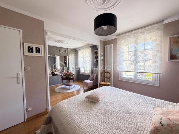 Maison familiale rénovée – 6 pièces – 148 m²
Idéalement située à proximité des commerces, écoles et commodités, venez découvrir cette maison entièrement rénovée offrant de beaux volumes.
Elle se compose d’un salon-séjour lumineux de 50 m², d’une cuisine séparée aménagée et équipée, de 4 grandes chambres, d’une salle d’eau et d’une baignoire.
Vous profiterez également d’un grand garage permettant de stationner plusieurs véhicules, d’une cuisine d’été avec buanderie et de nombreux équipements : double vitrage PVC, chaudière gaz de ville et pompe à chaleur réversible avec climatisation.
Le tout sur un terrain clos et arboré d’environ 650 m², avec abri de jardin.
Une maison familiale, fonctionnelle et prête à vivre. À découvrir sans tarder !