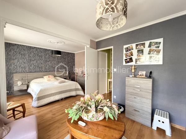 Maison familiale rénovée – 6 pièces – 148 m²
Idéalement située à proximité des commerces, écoles et commodités, venez découvrir cette maison entièrement rénovée offrant de beaux volumes.
Elle se compose d’un salon-séjour lumineux de 50 m², d’une cuisine séparée aménagée et équipée, de 4 grandes chambres, d’une salle d’eau et d’une baignoire.
Vous profiterez également d’un grand garage permettant de stationner plusieurs véhicules, d’une cuisine d’été avec buanderie et de nombreux équipements : double vitrage PVC, chaudière gaz de ville et pompe à chaleur réversible avec climatisation.
Le tout sur un terrain clos et arboré d’environ 650 m², avec abri de jardin.
Une maison familiale, fonctionnelle et prête à vivre. À découvrir sans tarder !