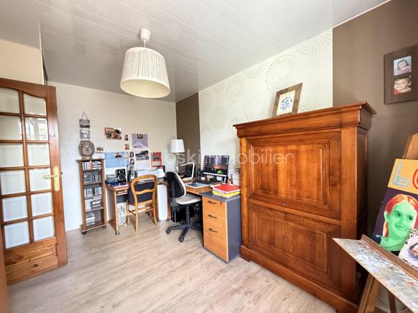Maison familiale rénovée – 6 pièces – 148 m²
Idéalement située à proximité des commerces, écoles et commodités, venez découvrir cette maison entièrement rénovée offrant de beaux volumes.
Elle se compose d’un salon-séjour lumineux de 50 m², d’une cuisine séparée aménagée et équipée, de 4 grandes chambres, d’une salle d’eau et d’une baignoire.
Vous profiterez également d’un grand garage permettant de stationner plusieurs véhicules, d’une cuisine d’été avec buanderie et de nombreux équipements : double vitrage PVC, chaudière gaz de ville et pompe à chaleur réversible avec climatisation.
Le tout sur un terrain clos et arboré d’environ 650 m², avec abri de jardin.
Une maison familiale, fonctionnelle et prête à vivre. À découvrir sans tarder !