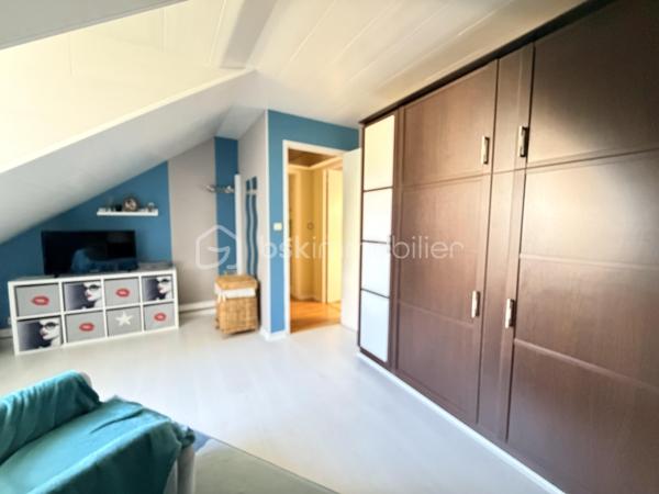 Maison familiale rénovée – 6 pièces – 148 m²
Idéalement située à proximité des commerces, écoles et commodités, venez découvrir cette maison entièrement rénovée offrant de beaux volumes.
Elle se compose d’un salon-séjour lumineux de 50 m², d’une cuisine séparée aménagée et équipée, de 4 grandes chambres, d’une salle d’eau et d’une baignoire.
Vous profiterez également d’un grand garage permettant de stationner plusieurs véhicules, d’une cuisine d’été avec buanderie et de nombreux équipements : double vitrage PVC, chaudière gaz de ville et pompe à chaleur réversible avec climatisation.
Le tout sur un terrain clos et arboré d’environ 650 m², avec abri de jardin.
Une maison familiale, fonctionnelle et prête à vivre. À découvrir sans tarder !