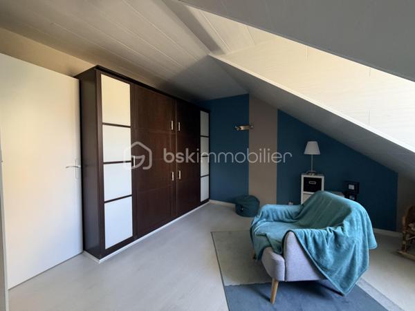 Maison familiale rénovée – 6 pièces – 148 m²
Idéalement située à proximité des commerces, écoles et commodités, venez découvrir cette maison entièrement rénovée offrant de beaux volumes.
Elle se compose d’un salon-séjour lumineux de 50 m², d’une cuisine séparée aménagée et équipée, de 4 grandes chambres, d’une salle d’eau et d’une baignoire.
Vous profiterez également d’un grand garage permettant de stationner plusieurs véhicules, d’une cuisine d’été avec buanderie et de nombreux équipements : double vitrage PVC, chaudière gaz de ville et pompe à chaleur réversible avec climatisation.
Le tout sur un terrain clos et arboré d’environ 650 m², avec abri de jardin.
Une maison familiale, fonctionnelle et prête à vivre. À découvrir sans tarder !