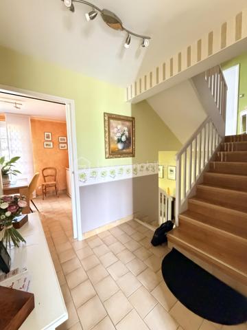 Maison familiale rénovée – 6 pièces – 148 m²
Idéalement située à proximité des commerces, écoles et commodités, venez découvrir cette maison entièrement rénovée offrant de beaux volumes.
Elle se compose d’un salon-séjour lumineux de 50 m², d’une cuisine séparée aménagée et équipée, de 4 grandes chambres, d’une salle d’eau et d’une baignoire.
Vous profiterez également d’un grand garage permettant de stationner plusieurs véhicules, d’une cuisine d’été avec buanderie et de nombreux équipements : double vitrage PVC, chaudière gaz de ville et pompe à chaleur réversible avec climatisation.
Le tout sur un terrain clos et arboré d’environ 650 m², avec abri de jardin.
Une maison familiale, fonctionnelle et prête à vivre. À découvrir sans tarder !