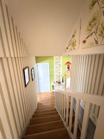 Maison familiale rénovée – 6 pièces – 148 m²
Idéalement située à proximité des commerces, écoles et commodités, venez découvrir cette maison entièrement rénovée offrant de beaux volumes.
Elle se compose d’un salon-séjour lumineux de 50 m², d’une cuisine séparée aménagée et équipée, de 4 grandes chambres, d’une salle d’eau et d’une baignoire.
Vous profiterez également d’un grand garage permettant de stationner plusieurs véhicules, d’une cuisine d’été avec buanderie et de nombreux équipements : double vitrage PVC, chaudière gaz de ville et pompe à chaleur réversible avec climatisation.
Le tout sur un terrain clos et arboré d’environ 650 m², avec abri de jardin.
Une maison familiale, fonctionnelle et prête à vivre. À découvrir sans tarder !