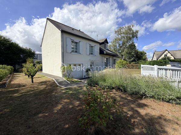 Maison familiale rénovée – 6 pièces – 148 m²
Idéalement située à proximité des commerces, écoles et commodités, venez découvrir cette maison entièrement rénovée offrant de beaux volumes.
Elle se compose d’un salon-séjour lumineux de 50 m², d’une cuisine séparée aménagée et équipée, de 4 grandes chambres, d’une salle d’eau et d’une baignoire.
Vous profiterez également d’un grand garage permettant de stationner plusieurs véhicules, d’une cuisine d’été avec buanderie et de nombreux équipements : double vitrage PVC, chaudière gaz de ville et pompe à chaleur réversible avec climatisation.
Le tout sur un terrain clos et arboré d’environ 650 m², avec abri de jardin.
Une maison familiale, fonctionnelle et prête à vivre. À découvrir sans tarder !