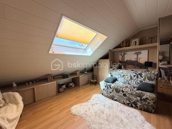 Maison familiale rénovée – 6 pièces – 148 m²
Idéalement située à proximité des commerces, écoles et commodités, venez découvrir cette maison entièrement rénovée offrant de beaux volumes.
Elle se compose d’un salon-séjour lumineux de 50 m², d’une cuisine séparée aménagée et équipée, de 4 grandes chambres, d’une salle d’eau et d’une baignoire.
Vous profiterez également d’un grand garage permettant de stationner plusieurs véhicules, d’une cuisine d’été avec buanderie et de nombreux équipements : double vitrage PVC, chaudière gaz de ville et pompe à chaleur réversible avec climatisation.
Le tout sur un terrain clos et arboré d’environ 650 m², avec abri de jardin.
Une maison familiale, fonctionnelle et prête à vivre. À découvrir sans tarder !