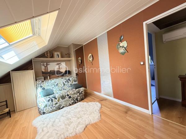 Maison familiale rénovée – 6 pièces – 148 m²
Idéalement située à proximité des commerces, écoles et commodités, venez découvrir cette maison entièrement rénovée offrant de beaux volumes.
Elle se compose d’un salon-séjour lumineux de 50 m², d’une cuisine séparée aménagée et équipée, de 4 grandes chambres, d’une salle d’eau et d’une baignoire.
Vous profiterez également d’un grand garage permettant de stationner plusieurs véhicules, d’une cuisine d’été avec buanderie et de nombreux équipements : double vitrage PVC, chaudière gaz de ville et pompe à chaleur réversible avec climatisation.
Le tout sur un terrain clos et arboré d’environ 650 m², avec abri de jardin.
Une maison familiale, fonctionnelle et prête à vivre. À découvrir sans tarder !