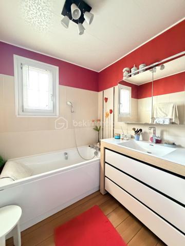 Maison familiale rénovée – 6 pièces – 148 m²
Idéalement située à proximité des commerces, écoles et commodités, venez découvrir cette maison entièrement rénovée offrant de beaux volumes.
Elle se compose d’un salon-séjour lumineux de 50 m², d’une cuisine séparée aménagée et équipée, de 4 grandes chambres, d’une salle d’eau et d’une baignoire.
Vous profiterez également d’un grand garage permettant de stationner plusieurs véhicules, d’une cuisine d’été avec buanderie et de nombreux équipements : double vitrage PVC, chaudière gaz de ville et pompe à chaleur réversible avec climatisation.
Le tout sur un terrain clos et arboré d’environ 650 m², avec abri de jardin.
Une maison familiale, fonctionnelle et prête à vivre. À découvrir sans tarder !