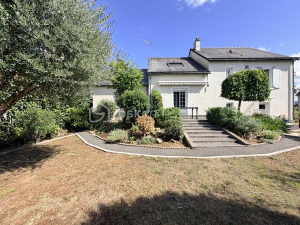 Maison familiale rénovée – 6 pièces – 148 m²
Idéalement située à proximité des commerces, écoles et commodités, venez découvrir cette maison entièrement rénovée offrant de beaux volumes.
Elle se compose d’un salon-séjour lumineux de 50 m², d’une cuisine séparée aménagée et équipée, de 4 grandes chambres, d’une salle d’eau et d’une baignoire.
Vous profiterez également d’un grand garage permettant de stationner plusieurs véhicules, d’une cuisine d’été avec buanderie et de nombreux équipements : double vitrage PVC, chaudière gaz de ville et pompe à chaleur réversible avec climatisation.
Le tout sur un terrain clos et arboré d’environ 650 m², avec abri de jardin.
Une maison familiale, fonctionnelle et prête à vivre. À découvrir sans tarder !