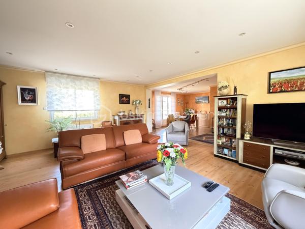 Maison familiale rénovée – 6 pièces – 148 m²
Idéalement située à proximité des commerces, écoles et commodités, venez découvrir cette maison entièrement rénovée offrant de beaux volumes.
Elle se compose d’un salon-séjour lumineux de 50 m², d’une cuisine séparée aménagée et équipée, de 4 grandes chambres, d’une salle d’eau et d’une baignoire.
Vous profiterez également d’un grand garage permettant de stationner plusieurs véhicules, d’une cuisine d’été avec buanderie et de nombreux équipements : double vitrage PVC, chaudière gaz de ville et pompe à chaleur réversible avec climatisation.
Le tout sur un terrain clos et arboré d’environ 650 m², avec abri de jardin.
Une maison familiale, fonctionnelle et prête à vivre. À découvrir sans tarder !