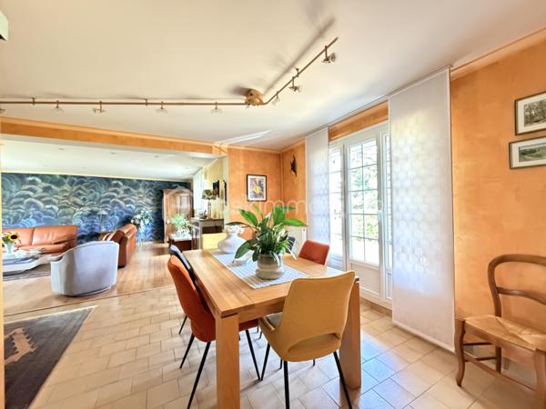 Maison familiale rénovée – 6 pièces – 148 m²
Idéalement située à proximité des commerces, écoles et commodités, venez découvrir cette maison entièrement rénovée offrant de beaux volumes.
Elle se compose d’un salon-séjour lumineux de 50 m², d’une cuisine séparée aménagée et équipée, de 4 grandes chambres, d’une salle d’eau et d’une baignoire.
Vous profiterez également d’un grand garage permettant de stationner plusieurs véhicules, d’une cuisine d’été avec buanderie et de nombreux équipements : double vitrage PVC, chaudière gaz de ville et pompe à chaleur réversible avec climatisation.
Le tout sur un terrain clos et arboré d’environ 650 m², avec abri de jardin.
Une maison familiale, fonctionnelle et prête à vivre. À découvrir sans tarder !