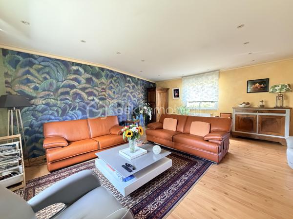 Maison familiale rénovée – 6 pièces – 148 m²
Idéalement située à proximité des commerces, écoles et commodités, venez découvrir cette maison entièrement rénovée offrant de beaux volumes.
Elle se compose d’un salon-séjour lumineux de 50 m², d’une cuisine séparée aménagée et équipée, de 4 grandes chambres, d’une salle d’eau et d’une baignoire.
Vous profiterez également d’un grand garage permettant de stationner plusieurs véhicules, d’une cuisine d’été avec buanderie et de nombreux équipements : double vitrage PVC, chaudière gaz de ville et pompe à chaleur réversible avec climatisation.
Le tout sur un terrain clos et arboré d’environ 650 m², avec abri de jardin.
Une maison familiale, fonctionnelle et prête à vivre. À découvrir sans tarder !