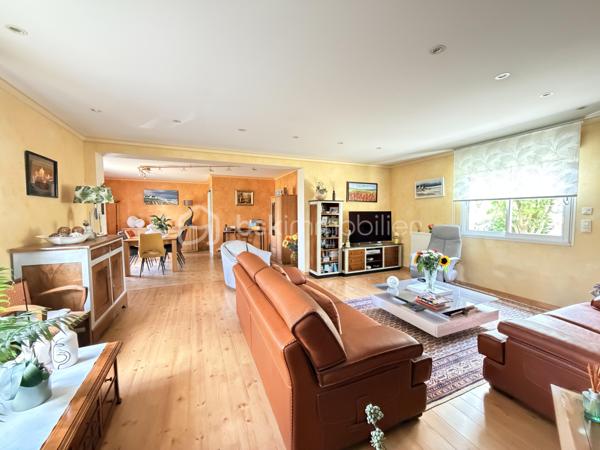 Maison familiale rénovée – 6 pièces – 148 m²
Idéalement située à proximité des commerces, écoles et commodités, venez découvrir cette maison entièrement rénovée offrant de beaux volumes.
Elle se compose d’un salon-séjour lumineux de 50 m², d’une cuisine séparée aménagée et équipée, de 4 grandes chambres, d’une salle d’eau et d’une baignoire.
Vous profiterez également d’un grand garage permettant de stationner plusieurs véhicules, d’une cuisine d’été avec buanderie et de nombreux équipements : double vitrage PVC, chaudière gaz de ville et pompe à chaleur réversible avec climatisation.
Le tout sur un terrain clos et arboré d’environ 650 m², avec abri de jardin.
Une maison familiale, fonctionnelle et prête à vivre. À découvrir sans tarder !