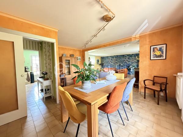 Maison familiale rénovée – 6 pièces – 148 m²
Idéalement située à proximité des commerces, écoles et commodités, venez découvrir cette maison entièrement rénovée offrant de beaux volumes.
Elle se compose d’un salon-séjour lumineux de 50 m², d’une cuisine séparée aménagée et équipée, de 4 grandes chambres, d’une salle d’eau et d’une baignoire.
Vous profiterez également d’un grand garage permettant de stationner plusieurs véhicules, d’une cuisine d’été avec buanderie et de nombreux équipements : double vitrage PVC, chaudière gaz de ville et pompe à chaleur réversible avec climatisation.
Le tout sur un terrain clos et arboré d’environ 650 m², avec abri de jardin.
Une maison familiale, fonctionnelle et prête à vivre. À découvrir sans tarder !