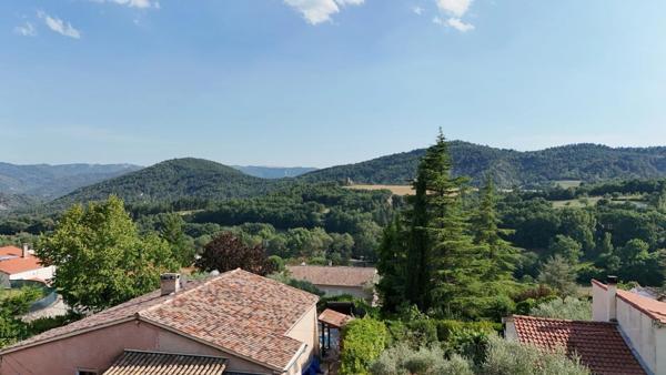 MIRABEAU (04) – Maison de plain-pied – 3 chambres – Véranda – Garage – Terrain 606 m² – Plein Sud