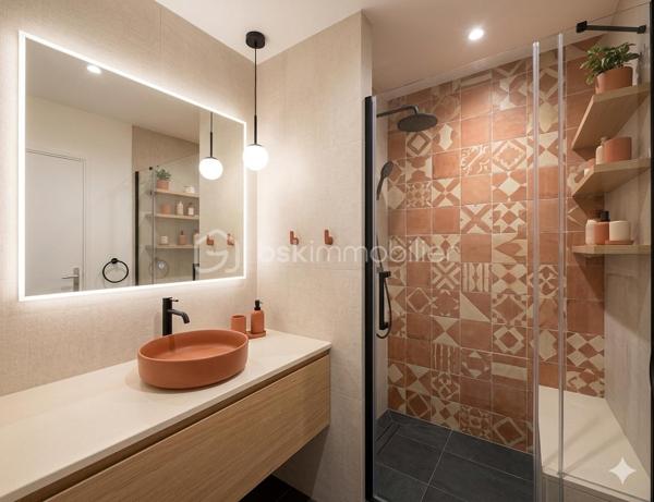 Venez découvrir ce bel appartement de 74,20 m², lumineux, chaleureux et plein de potentiel, avec terrasse, garage et place de stationnement privative devant le garage, le tout compris dans le prix !

Dès l’entrée, vous serez séduit par une superbe pièce de vie de 47,83 m², baignée de lumière, dans laquelle cuisine moderne avec îlot central, espace repas et salon se côtoient harmonieusement.

Et si cet appartement avait la capacité de s’adapter à votre projet de vie ?

Pour vous permettre de vous projeter pleinement, le bien est présenté à travers une approche innovante : photos réelles de l’existant, accompagnées de visuels en home staging permettant de révéler différentes possibilités d’aménagement.

Vous pourrez notamment imaginer :

✨ Créer une troisième chambre, en fermant l’espace salon grâce à des portes coulissantes.

✨ Ou au contraire conserver un magnifique espace de vie ouvert et convivial, en repensant l’agencement actuel, notamment en supprimant l’îlot central afin de créer un véritable coin salon chaleureux et cosy.

Un appartement évolutif qui s’adapte à vos envies, et non l’inverse !

La pièce de vie s’ouvre sur une agréable terrasse au calme, véritable prolongement de l’espace intérieur. Vous pourrez y profiter d’une vue dégagée sur Belledonne, dans un environnement calme et verdoyant.

Un espace nuit fonctionnel

Le niveau inférieur accueille l’espace nuit et se compose de :

2 chambres avec placards intégrés,
une salle d’eau fonctionnelle,
un WC séparé,
un grand placard de rangement dans le couloir,
ainsi qu’un emplacement prévu pour la machine à laver.
Les + qui font la différence

🚗 Un garage privatif
🅿️ Une place de stationnement privative située devant le garage
👉 Garage et stationnement compris dans le prix

Vous bénéficiez ainsi d'une solution de stationnement particulièrement pratique et sécurisée, un véritable atout au quotidien.

Côté confort, le chauffage au gaz ainsi que l’eau froide et l’eau chaude sont individuels.

L’appartement se situe au premier étage sans ascenseur, au sein d’une copropriété bien entretenue et paisible.

Vous profiterez d’un environnement calme et verdoyant, tout en restant à proximité de toutes les commodités : commerces, transports, écoles et services du quotidien.

Un bien à découvrir !

Lumineux, évolutif, au calme et doté d’un garage ainsi que d’un stationnement privatif, cet appartement offre de nombreuses possibilités d’aménagement pour accompagner vos projets de vie.

Ne tardez pas à venir le découvrir !

🎥 Vous souhaitez déjà faire un premier pas dans cet appartement ?

Découvrez-le en vidéo sur ma chaîne YouTube :
https://youtu.be/s2fLS7xg90M?si=wDbTKFR6M2NnWSwG