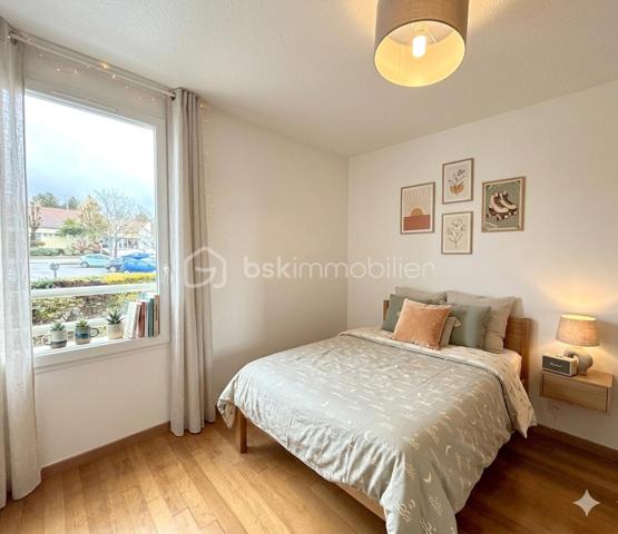 Venez découvrir ce bel appartement de 74,20 m², lumineux, chaleureux et plein de potentiel, avec terrasse, garage et place de stationnement privative devant le garage, le tout compris dans le prix !

Dès l’entrée, vous serez séduit par une superbe pièce de vie de 47,83 m², baignée de lumière, dans laquelle cuisine moderne avec îlot central, espace repas et salon se côtoient harmonieusement.

Et si cet appartement avait la capacité de s’adapter à votre projet de vie ?

Pour vous permettre de vous projeter pleinement, le bien est présenté à travers une approche innovante : photos réelles de l’existant, accompagnées de visuels en home staging permettant de révéler différentes possibilités d’aménagement.

Vous pourrez notamment imaginer :

✨ Créer une troisième chambre, en fermant l’espace salon grâce à des portes coulissantes.

✨ Ou au contraire conserver un magnifique espace de vie ouvert et convivial, en repensant l’agencement actuel, notamment en supprimant l’îlot central afin de créer un véritable coin salon chaleureux et cosy.

Un appartement évolutif qui s’adapte à vos envies, et non l’inverse !

La pièce de vie s’ouvre sur une agréable terrasse au calme, véritable prolongement de l’espace intérieur. Vous pourrez y profiter d’une vue dégagée sur Belledonne, dans un environnement calme et verdoyant.

Un espace nuit fonctionnel

Le niveau inférieur accueille l’espace nuit et se compose de :

2 chambres avec placards intégrés,
une salle d’eau fonctionnelle,
un WC séparé,
un grand placard de rangement dans le couloir,
ainsi qu’un emplacement prévu pour la machine à laver.
Les + qui font la différence

🚗 Un garage privatif
🅿️ Une place de stationnement privative située devant le garage
👉 Garage et stationnement compris dans le prix

Vous bénéficiez ainsi d'une solution de stationnement particulièrement pratique et sécurisée, un véritable atout au quotidien.

Côté confort, le chauffage au gaz ainsi que l’eau froide et l’eau chaude sont individuels.

L’appartement se situe au premier étage sans ascenseur, au sein d’une copropriété bien entretenue et paisible.

Vous profiterez d’un environnement calme et verdoyant, tout en restant à proximité de toutes les commodités : commerces, transports, écoles et services du quotidien.

Un bien à découvrir !

Lumineux, évolutif, au calme et doté d’un garage ainsi que d’un stationnement privatif, cet appartement offre de nombreuses possibilités d’aménagement pour accompagner vos projets de vie.

Ne tardez pas à venir le découvrir !

🎥 Vous souhaitez déjà faire un premier pas dans cet appartement ?

Découvrez-le en vidéo sur ma chaîne YouTube :
https://youtu.be/s2fLS7xg90M?si=wDbTKFR6M2NnWSwG