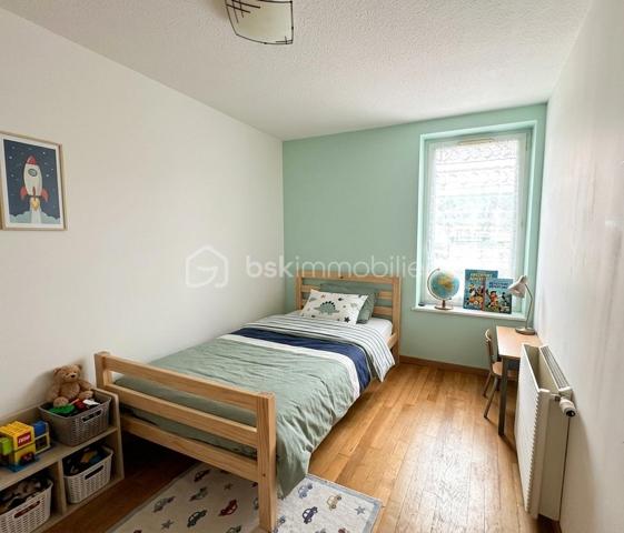 Venez découvrir ce bel appartement de 74,20 m², lumineux, chaleureux et plein de potentiel, avec terrasse, garage et place de stationnement privative devant le garage, le tout compris dans le prix !

Dès l’entrée, vous serez séduit par une superbe pièce de vie de 47,83 m², baignée de lumière, dans laquelle cuisine moderne avec îlot central, espace repas et salon se côtoient harmonieusement.

Et si cet appartement avait la capacité de s’adapter à votre projet de vie ?

Pour vous permettre de vous projeter pleinement, le bien est présenté à travers une approche innovante : photos réelles de l’existant, accompagnées de visuels en home staging permettant de révéler différentes possibilités d’aménagement.

Vous pourrez notamment imaginer :

✨ Créer une troisième chambre, en fermant l’espace salon grâce à des portes coulissantes.

✨ Ou au contraire conserver un magnifique espace de vie ouvert et convivial, en repensant l’agencement actuel, notamment en supprimant l’îlot central afin de créer un véritable coin salon chaleureux et cosy.

Un appartement évolutif qui s’adapte à vos envies, et non l’inverse !

La pièce de vie s’ouvre sur une agréable terrasse au calme, véritable prolongement de l’espace intérieur. Vous pourrez y profiter d’une vue dégagée sur Belledonne, dans un environnement calme et verdoyant.

Un espace nuit fonctionnel

Le niveau inférieur accueille l’espace nuit et se compose de :

2 chambres avec placards intégrés,
une salle d’eau fonctionnelle,
un WC séparé,
un grand placard de rangement dans le couloir,
ainsi qu’un emplacement prévu pour la machine à laver.
Les + qui font la différence

🚗 Un garage privatif
🅿️ Une place de stationnement privative située devant le garage
👉 Garage et stationnement compris dans le prix

Vous bénéficiez ainsi d'une solution de stationnement particulièrement pratique et sécurisée, un véritable atout au quotidien.

Côté confort, le chauffage au gaz ainsi que l’eau froide et l’eau chaude sont individuels.

L’appartement se situe au premier étage sans ascenseur, au sein d’une copropriété bien entretenue et paisible.

Vous profiterez d’un environnement calme et verdoyant, tout en restant à proximité de toutes les commodités : commerces, transports, écoles et services du quotidien.

Un bien à découvrir !

Lumineux, évolutif, au calme et doté d’un garage ainsi que d’un stationnement privatif, cet appartement offre de nombreuses possibilités d’aménagement pour accompagner vos projets de vie.

Ne tardez pas à venir le découvrir !

🎥 Vous souhaitez déjà faire un premier pas dans cet appartement ?

Découvrez-le en vidéo sur ma chaîne YouTube :
https://youtu.be/s2fLS7xg90M?si=wDbTKFR6M2NnWSwG