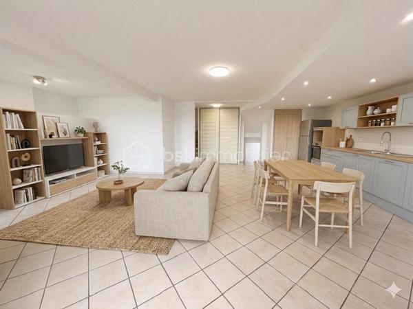 Venez découvrir ce bel appartement de 74,20 m², lumineux, chaleureux et plein de potentiel, avec terrasse, garage et place de stationnement privative devant le garage, le tout compris dans le prix !

Dès l’entrée, vous serez séduit par une superbe pièce de vie de 47,83 m², baignée de lumière, dans laquelle cuisine moderne avec îlot central, espace repas et salon se côtoient harmonieusement.

Et si cet appartement avait la capacité de s’adapter à votre projet de vie ?

Pour vous permettre de vous projeter pleinement, le bien est présenté à travers une approche innovante : photos réelles de l’existant, accompagnées de visuels en home staging permettant de révéler différentes possibilités d’aménagement.

Vous pourrez notamment imaginer :

✨ Créer une troisième chambre, en fermant l’espace salon grâce à des portes coulissantes.

✨ Ou au contraire conserver un magnifique espace de vie ouvert et convivial, en repensant l’agencement actuel, notamment en supprimant l’îlot central afin de créer un véritable coin salon chaleureux et cosy.

Un appartement évolutif qui s’adapte à vos envies, et non l’inverse !

La pièce de vie s’ouvre sur une agréable terrasse au calme, véritable prolongement de l’espace intérieur. Vous pourrez y profiter d’une vue dégagée sur Belledonne, dans un environnement calme et verdoyant.

Un espace nuit fonctionnel

Le niveau inférieur accueille l’espace nuit et se compose de :

2 chambres avec placards intégrés,
une salle d’eau fonctionnelle,
un WC séparé,
un grand placard de rangement dans le couloir,
ainsi qu’un emplacement prévu pour la machine à laver.
Les + qui font la différence

🚗 Un garage privatif
🅿️ Une place de stationnement privative située devant le garage
👉 Garage et stationnement compris dans le prix

Vous bénéficiez ainsi d'une solution de stationnement particulièrement pratique et sécurisée, un véritable atout au quotidien.

Côté confort, le chauffage au gaz ainsi que l’eau froide et l’eau chaude sont individuels.

L’appartement se situe au premier étage sans ascenseur, au sein d’une copropriété bien entretenue et paisible.

Vous profiterez d’un environnement calme et verdoyant, tout en restant à proximité de toutes les commodités : commerces, transports, écoles et services du quotidien.

Un bien à découvrir !

Lumineux, évolutif, au calme et doté d’un garage ainsi que d’un stationnement privatif, cet appartement offre de nombreuses possibilités d’aménagement pour accompagner vos projets de vie.

Ne tardez pas à venir le découvrir !

🎥 Vous souhaitez déjà faire un premier pas dans cet appartement ?

Découvrez-le en vidéo sur ma chaîne YouTube :
https://youtu.be/s2fLS7xg90M?si=wDbTKFR6M2NnWSwG