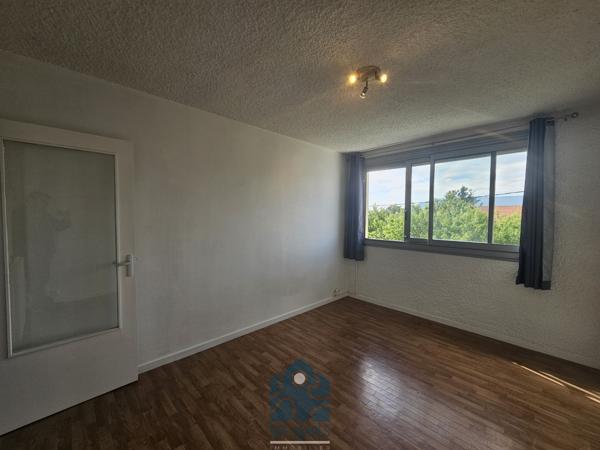 Studio 22.87m2 avec coin cuisine, cave et place de parking couverte