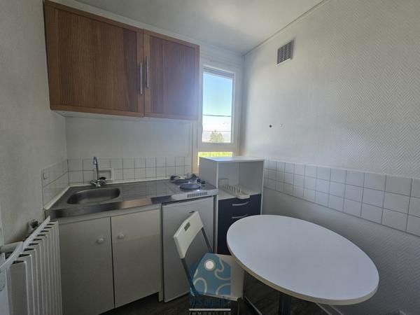 Studio 22.87m2 avec coin cuisine, cave et place de parking couverte