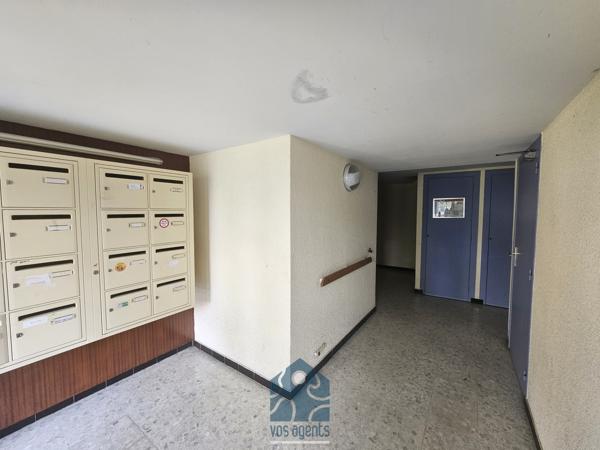 Studio 22.87m2 avec coin cuisine, cave et place de parking couverte