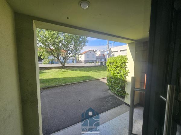 Studio 22.87m2 avec coin cuisine, cave et place de parking couverte