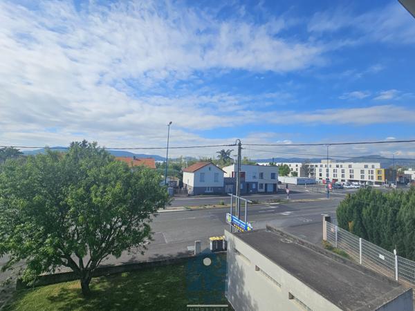 Studio 22.87m2 avec coin cuisine, cave et place de parking couverte