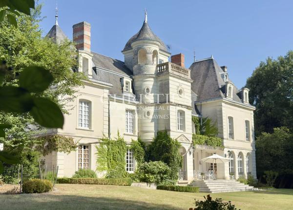 Château de caractère de 8 chambres avec potentiel d’aménagement, dans un environnement paisible près de Châtellerault